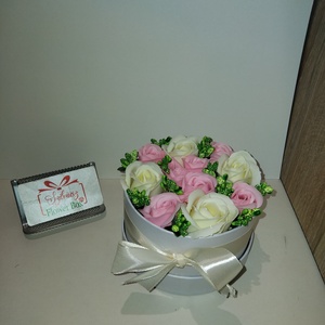 Vegyes színű szappanrózsabox -Krém-Rózsaszín, Otthon & Életmód, Dekoráció, Asztal és polc dekoráció, Asztaldísz, Virágkötés, MESKA