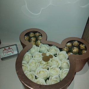 Mickey egér füles box szappanrózsával, Otthon & Életmód, Dekoráció, Asztal és polc dekoráció, Asztaldísz, Virágkötés, Mickey egér füles rosegold színű box, krémfehér színű enyhén illatos szappanrózsával, Ferrero Roche..., MESKA