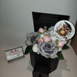 Ballagási box vegyes élethű virágokkal, Otthon & Életmód, Virágdekoráció, Virágok, Virágcsokor, Virágkötés, MESKA