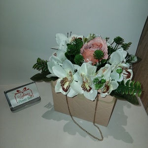 Élethű orchidea és rózsa elegáns virágtáskában - Meska.hu