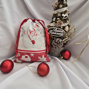 Mikulás zsák, Karácsony, Mikulás, Mikulás zsák, Varrás, A zsákok minőségi alapanyagokból készülnek, tartósak és több szerzonra tervezettek!
Mérete: 21 cm s..., MESKA