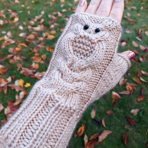 Drapp színű, kézzel kötött bagoly mintájú, ujj nélküli kesztyű.  - Meska.hu