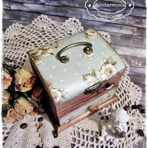 Fehér Szellőrózsák ládika - vintage ajándék / fiókos ékszertartó / emlék / tároló doboz / ballagás -  - Meska.hu