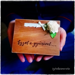 Barna gyűrűtartó doboz mohaággyal  - Meska.hu