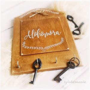 ALOHOMORA - fali kulcstartó tábla (kalligrafikus felirat, natúr) - otthon & életmód - bútor - Meska.hu