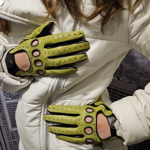 Világos zöld-fekete autós, Ruha & Divat, Sál, Sapka, Kendő, Kesztyű, Bőrművesség, Varrás, Juhnappa bőrből készült női autós kesztyű.
Felső rész világos zöld, a tenyere fekete. Lyukasztott, ..., MESKA