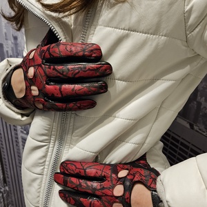 Piros mintás-fekete autós - Meska.hu