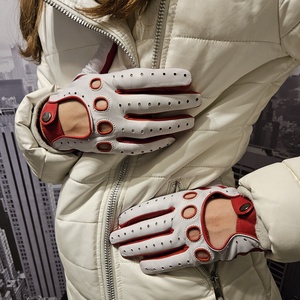 Fehér-piros autós - Meska.hu