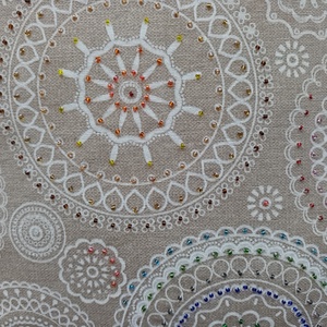 Mandala mintás díszpárnahuzat, színes gyöngyökkel díszítve - otthon & életmód - lakástextil - párna & párnahuzat - Meska.hu
