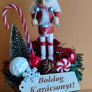 Karácsonyi dekoráció piros diótörős, Otthon & Életmód, Dekoráció, Asztal és polc dekoráció, Asztaldísz, Virágkötés, MESKA