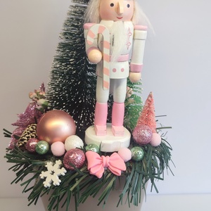 Karácsonyi dekoráció rózsaszín diótörős, Otthon & Életmód, Dekoráció, Asztal és polc dekoráció, Asztaldísz, Virágkötés, MESKA