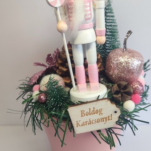 Karácsonyi dekoráció rózsaszín diótörős, Otthon & Életmód, Dekoráció, Asztal és polc dekoráció, Asztaldísz, Virágkötés, MESKA