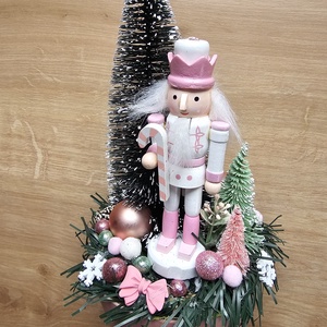 Cukorkavilág � Rózsaszín diótörő figurás ünnepi asztaldísz  - Meska.hu