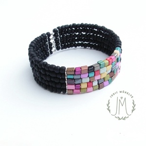 Szines egyéniség - fekete-tarka karkötő - ékszer - karkötő - karperec - Meska.hu