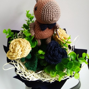Horgolt ballagási capybara csokor- horgolt virágokkal, egyedi kézműves ajándék - otthon & életmód - virágdekoráció - virágok - virágcsokor - Meska.hu