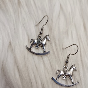 'Hintaló' fülbevaló - Meska.hu