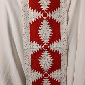 Asztali futó piros-fehér, Otthon & Életmód, Dekoráció, Asztal és polc dekoráció, Asztaldísz, Patchwork, foltvarrás, MESKA