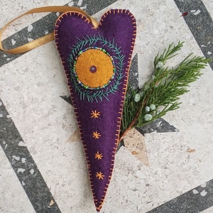 Elegáns lila alapú adventi és karácsonyi szív dísz, kézzel és gyönggyelvarrott mintás filckép � 20 cm - karácsony - karácsonyi lakásdekoráció - karácsonyi ajtódíszek - Meska.hu