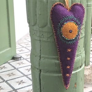 Elegáns lila alapú adventi és karácsonyi szív dísz, kézzel és gyönggyelvarrott mintás filckép � 20 cm - karácsony - karácsonyi lakásdekoráció - karácsonyi ajtódíszek - Meska.hu