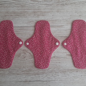 Tisztasági betét, intim betét,pink alapon fehér apró virágmintás pamutvászonból és pink flanellból,NoWaste - szépségápolás - intim higiénia - tisztasági betét - Meska.hu