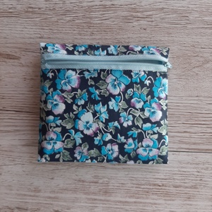 Egészségügyi betét tartó intim betéttartó,  vízhatlan anyaggal bélelve,türkizkék árvácskás  pamutvászonból, NoWaste - szépségápolás - intim higiénia - egészségügyi tartó - Meska.hu