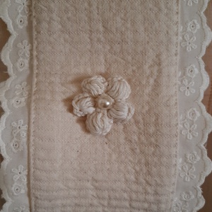 Wc-papír tároló,ekrü vászonból,madérával és horgolt virággal díszítve,shabby chic   stílusban - otthon & életmód - fürdőszoba - fürdőszobai tároló - Meska.hu