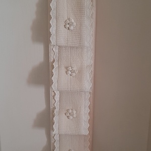 Wc-papír tároló,ekrü vászonból,madérával és horgolt virággal díszítve,shabby chic   stílusban - otthon & életmód - fürdőszoba - fürdőszobai tároló - Meska.hu