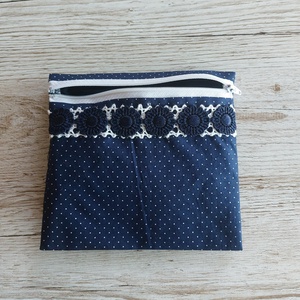 Egészségügyi betét tartó,vízhatlan anyaggal bélelve,kék pöttyös vászonból,horgolt csipkével és kék virágokkal díszítve - szépségápolás - intim higiénia - intimbetét - Meska.hu