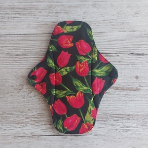 Egészségügyi betét, intim betét,újramosható,környezetbarát,fekete alapon piros tulipános pamutvászonból,NoWaste - Meska.hu