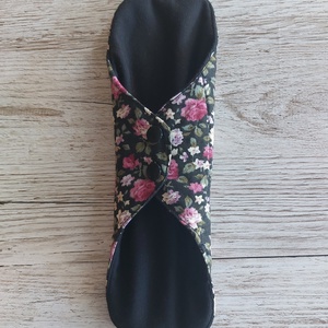 Éjszakai egészségügyi betét,intim betét,újramosható,környezetbarát,fekete alapon rózsás  pamutvászonból,NoWaste - szépségápolás - intim higiénia - intimbetét - Meska.hu