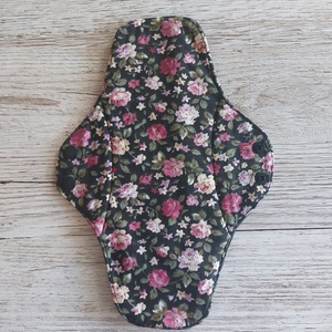 Éjszakai egészségügyi betét,intim betét,újramosható,környezetbarát,fekete alapon rózsás  pamutvászonból,NoWaste - szépségápolás - intim higiénia - intimbetét - Meska.hu