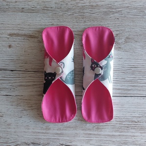 Tisztasági betét,intim betét,újramosható,fehér alapon cicás pamutvászonból,pink alsórésszel,NoWaste - Meska.hu