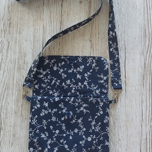 Crossbody, fesztiváltáska, sötétkék alapon fehér virágmintás pamutvászonból  - táska & tok - hátizsák - tornazsák, gymbag - Meska.hu