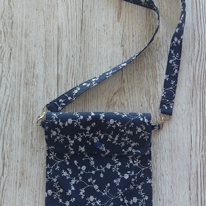 Crossbody, fesztiváltáska, sötétkék alapon fehér virágmintás pamutvászonból  - Meska.hu