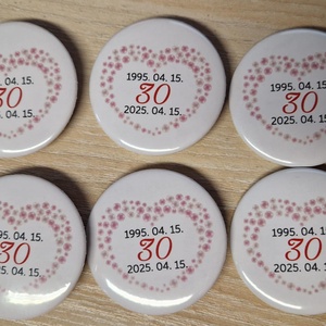 44 mm átmérőjű, fém hátlapos kitűző, Esküvő, Kiegészítők, Kitűző, Fotó, grafika, rajz, illusztráció, MESKA