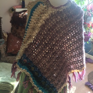 Kézimunkabolt felszámolása után megmaradt termék. Különleges horgolt/kötött poncho. L-es méret. - ruha & divat - női ruha - pulóver - Meska.hu
