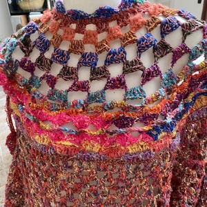 Nem jön szembe az utcán ez a bohókás, színes horgolt poncho. L/XL-es méret. - ruha & divat - női ruha - pulóver - Meska.hu