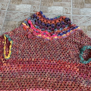 Nem jön szembe az utcán ez a bohókás, színes horgolt poncho. L/XL-es méret. - ruha & divat - női ruha - pulóver - Meska.hu