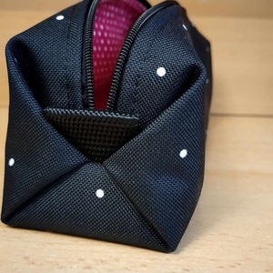 Pöttyös fekete origami tolltartó/neszesszer - nagy méretű  - otthon & életmód - papír, írószer - tolltartó & ceruzatekercs - Meska.hu