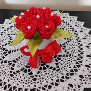 Mini kaspó , Otthon & Életmód, Virágdekoráció, Virágdíszek, Virágdísz kaspóban, , Fehér kaspóban kicsi,kézzel készült szatén rózsák gyöngyökkel dekorálva.  Mérete kb.10 cm magas,átm..., MESKA