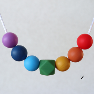 Szivárvány - Szoncha szilikon szenzoros és rágcsalánc - ékszer - nyaklánc - bogyós nyaklánc - Meska.hu