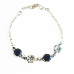 Fekete, virágos nemesacél karkötő - ékszer - karkötő - lánc karkötő - Meska.hu