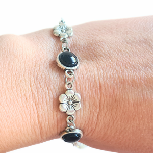Fekete, virágos nemesacél karkötő - ékszer - karkötő - lánc karkötő - Meska.hu