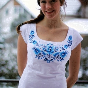 Kézzel festett magyar népi motívumokkal díszített fehér póló kék matyó virágmotívumokkal -  - Meska.hu
