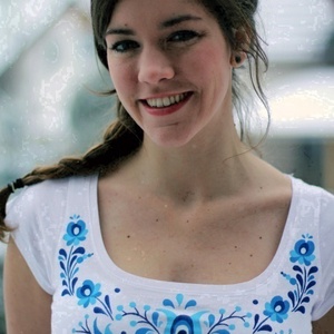 Kézzel festett magyar népi motívumokkal díszített fehér póló kék matyó virágmotívumokkal -  - Meska.hu