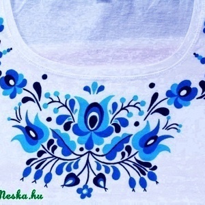 Kézzel festett magyar népi motívumokkal díszített fehér póló kék matyó virágmotívumokkal -  - Meska.hu