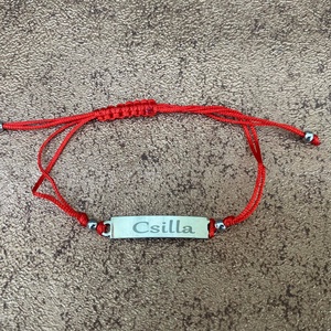 Piros fonal karkötő gravírozva - ékszer - karkötő - fonott karkötő - Meska.hu