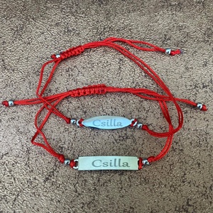 Piros fonal karkötő gravírozva - ékszer - karkötő - fonott karkötő - Meska.hu