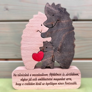 Gravírozott süni család, egyedi felirattal, Otthon & Életmód, Papír, írószer, Ajándékozás kellékei, Ajándékkísérő, Famegmunkálás, Gravírozás, pirográfia, MESKA