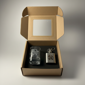 Ajándékcsomag gravírozott pohár és flaska dobozban - otthon & életmód - konyhafelszerelés, tálalás - tálalás - pálinkás poharak, szettek - Meska.hu